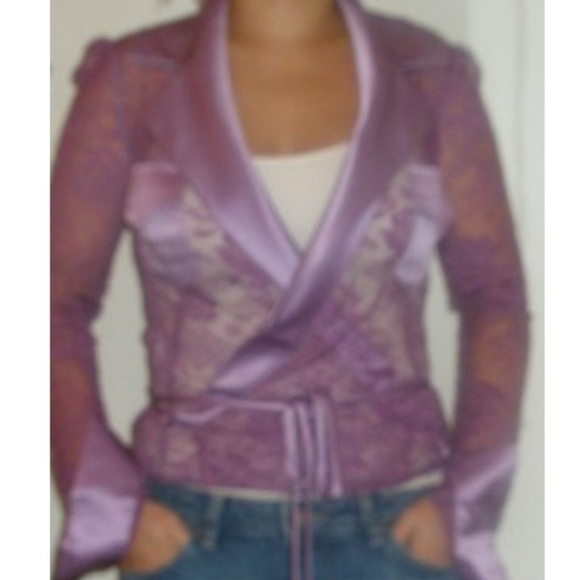 $2,500+ Dolce and Gabbana lace and silk blouse - Picture 4 of 12